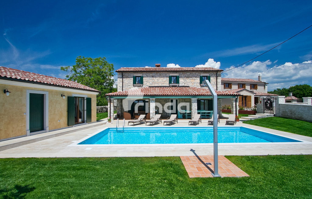 Vila s bazenom - okolica Tinjana - 230 m2 + (847 m2)