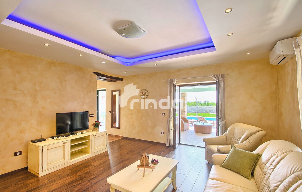 Vila s bazenom - okolica Tinjana - 230 m2 + (847 m2)