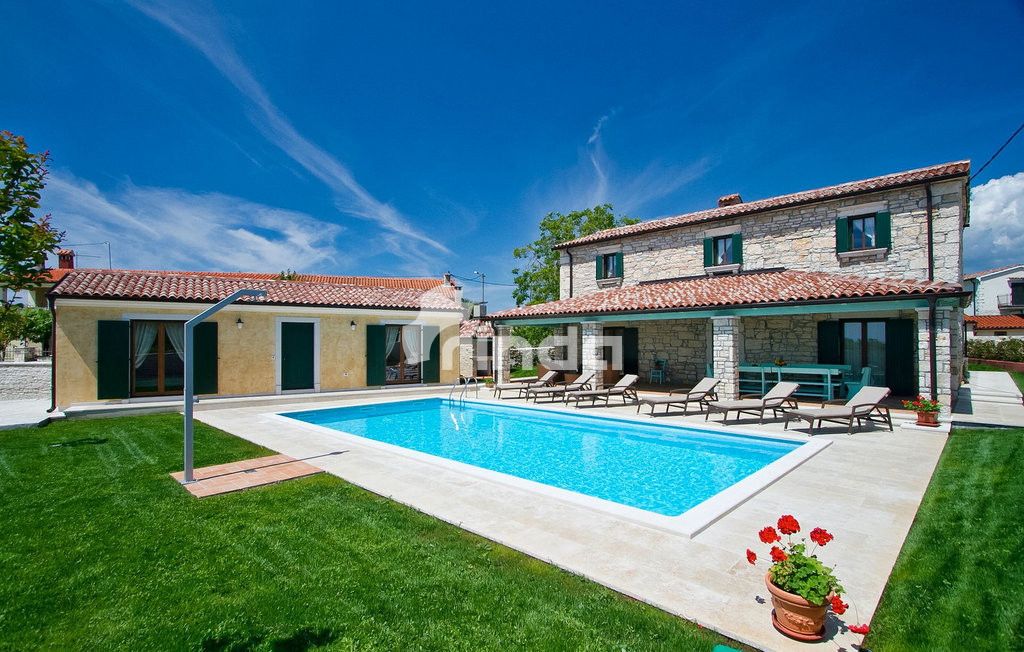 Vila s bazenom - okolica Tinjana - 230 m2 + (847 m2)
