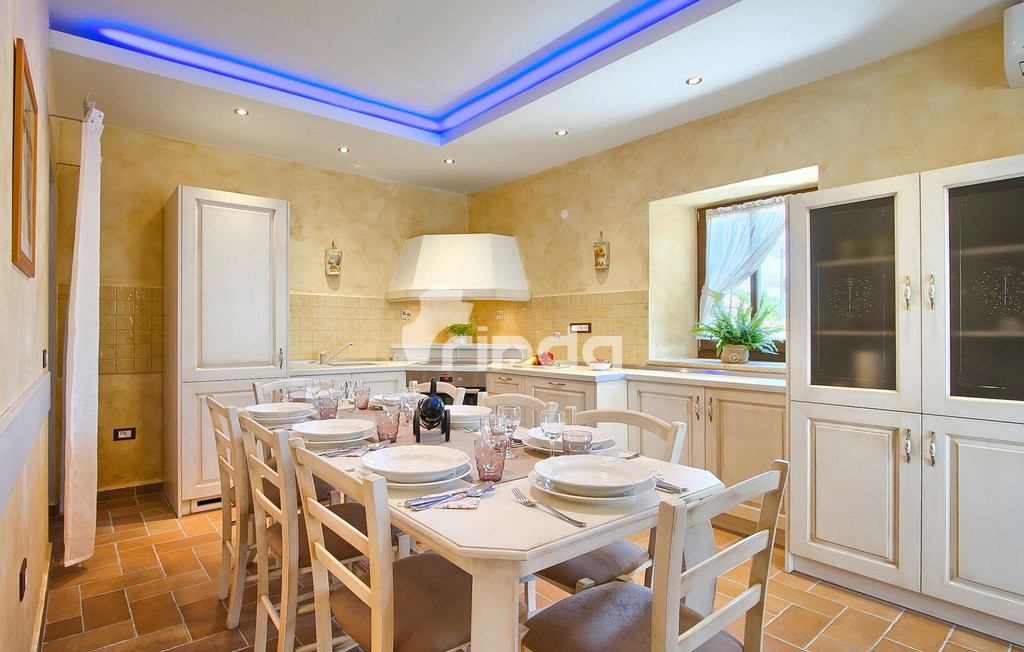 Vila s bazenom - okolica Tinjana - 230 m2 + (847 m2)