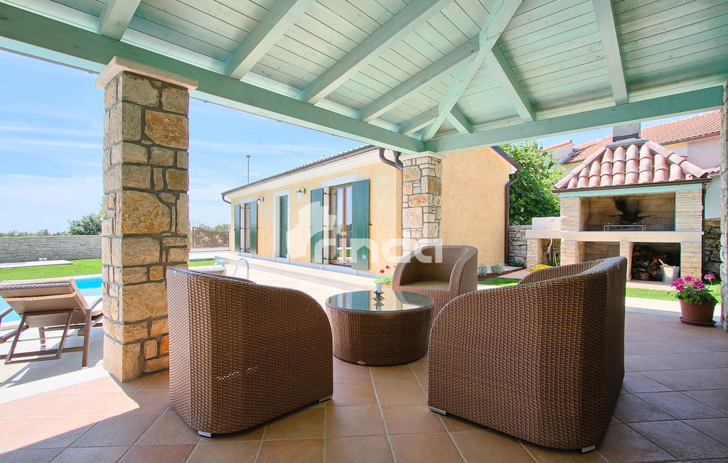 Vila s bazenom - okolica Tinjana - 230 m2 + (847 m2)