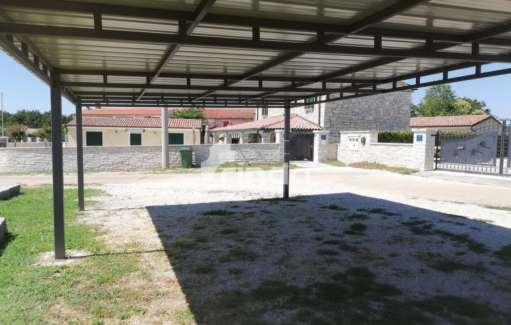 Vila s bazenom - okolica Tinjana - 230 m2 + (847 m2)