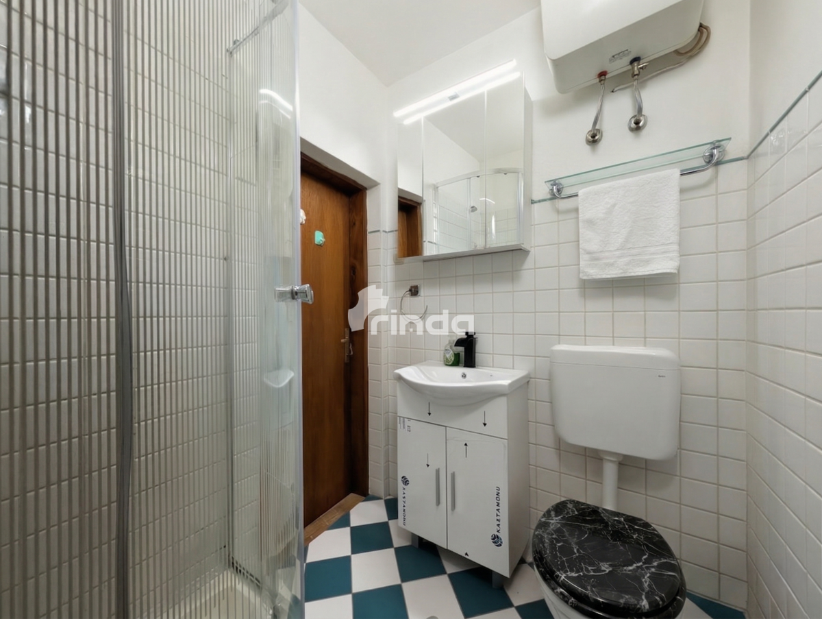 Dvoetažno stanovanje v centru Rovinja s tremi ločenimi vhodi - 60 m2