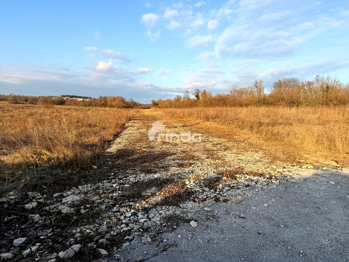 Gradbeno zemljišče z dovoljenjem in infrastrukturo - Marčana - 1710 m2