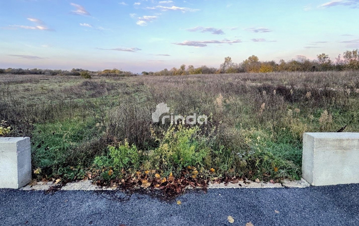 Gradbeno zemljišče z dovoljenjem in infrastrukturo - Marčana - 1710 m2