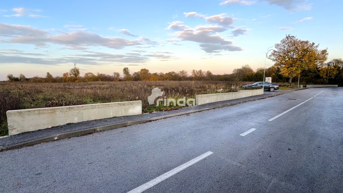 Gradbeno zemljišče z dovoljenjem in infrastrukturo - Marčana - 1710 m2