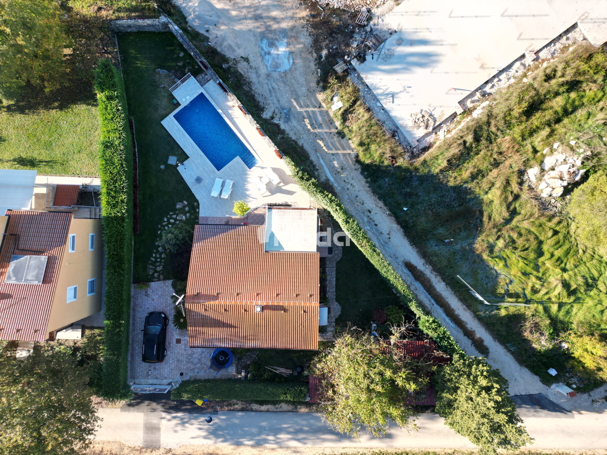 Samostojna hiša s bazenom v okolici Rovinja - 60 m2 + (500 m2)