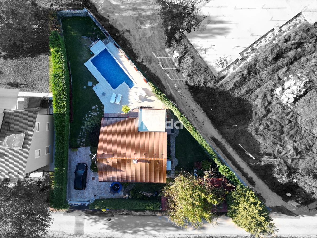 Samostojna hiša s bazenom v okolici Rovinja - 60 m2 + (500 m2)