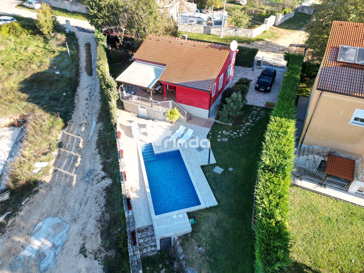 Samostojna hiša s bazenom v okolici Rovinja - 60 m2 + (500 m2)