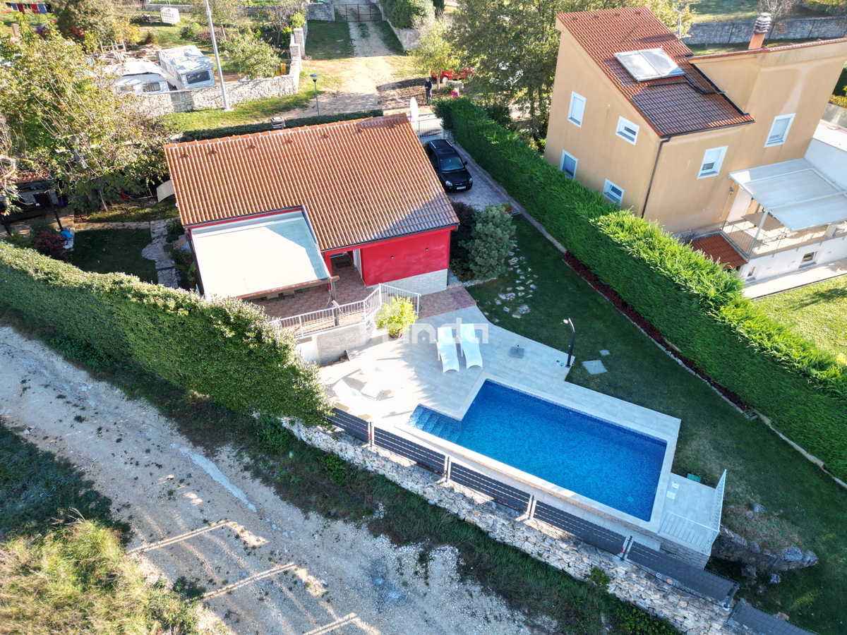 Samostojna hiša s bazenom v okolici Rovinja - 60 m2 + (500 m2)
