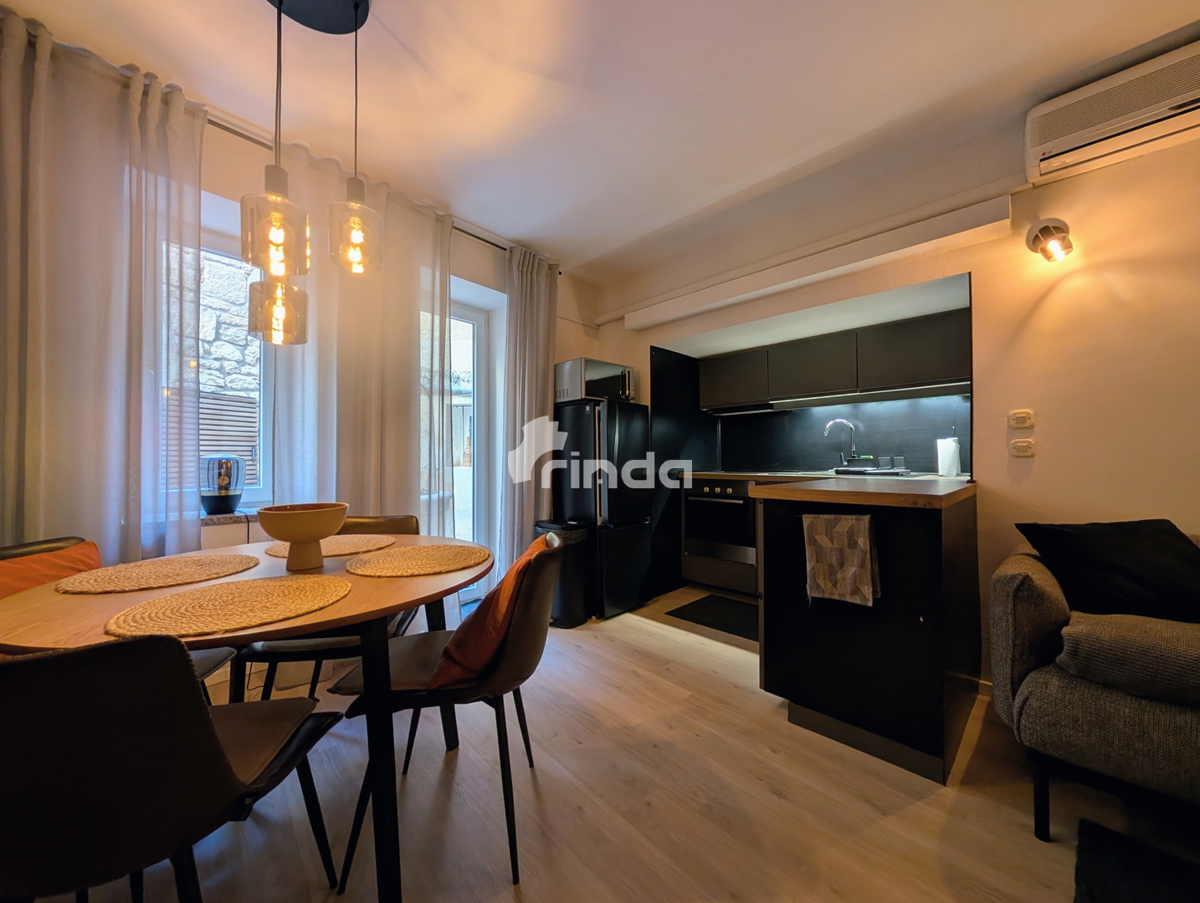 Dvoetažno stanovanje v središču Rovinja - 60 m2 + 9 m2