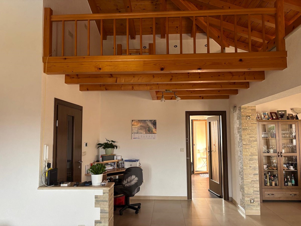 Istra, Poreč – Prostorna hiša s 4 apartmaji in bazenom, popolna za bivanje in naložbo