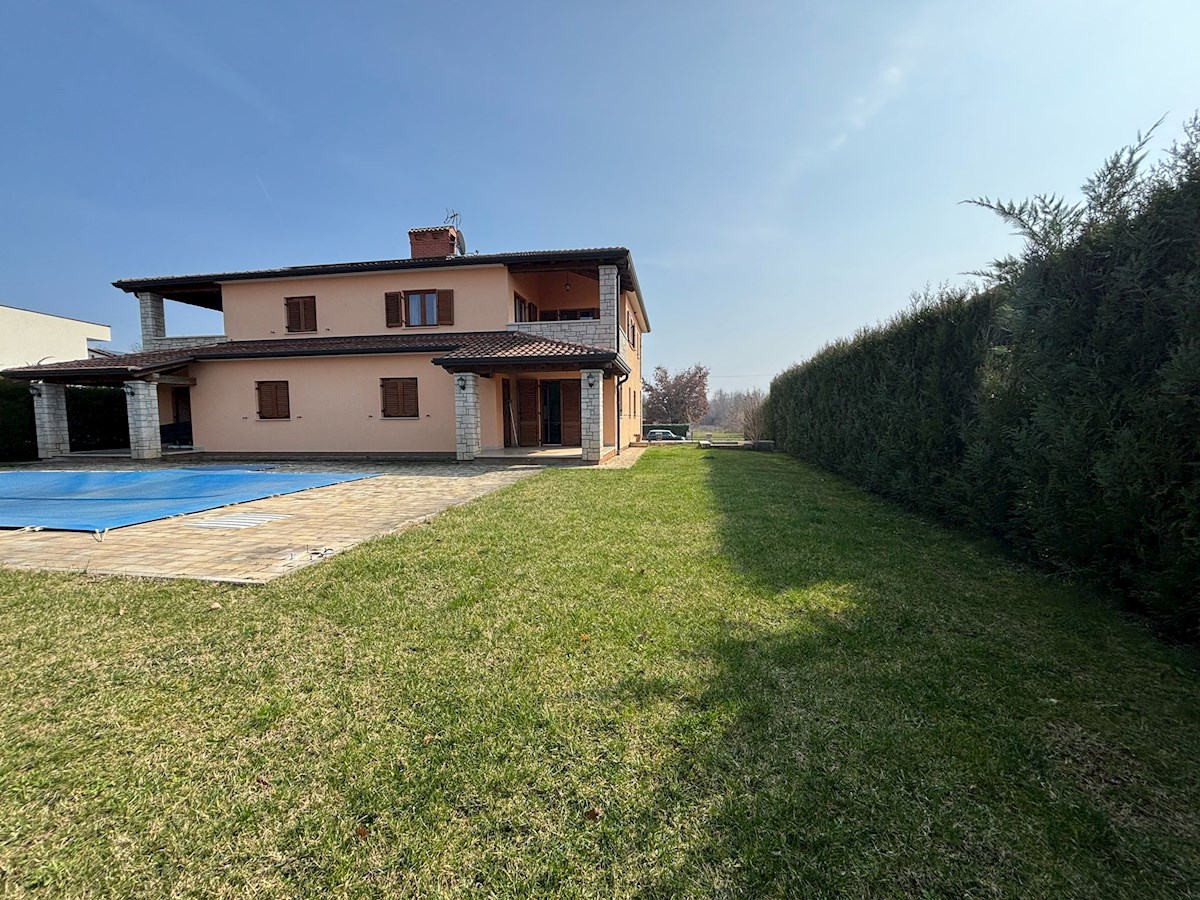 Istra, Poreč – Prostorna hiša s 4 apartmaji in bazenom, popolna za bivanje in naložbo