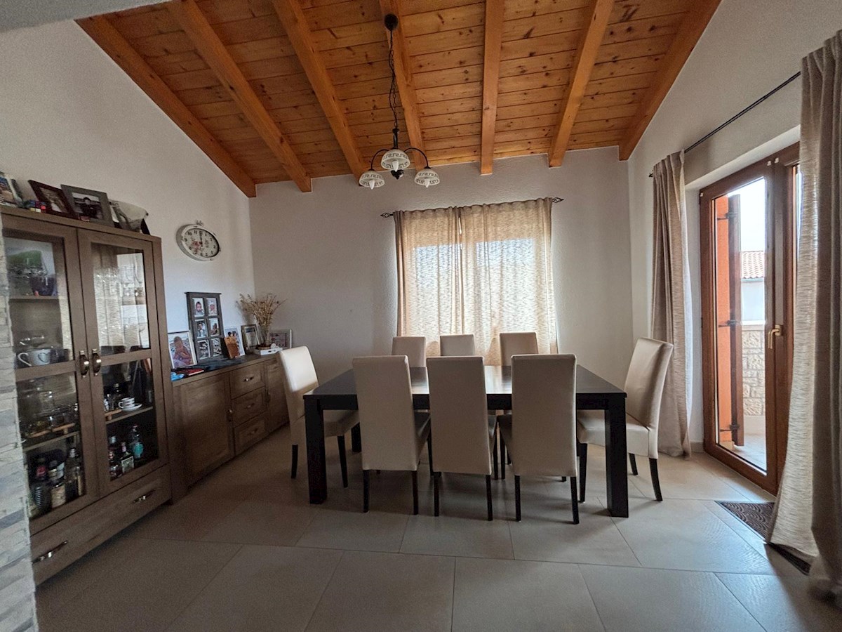 Istra, Poreč – Prostorna hiša s 4 apartmaji in bazenom, popolna za bivanje in naložbo