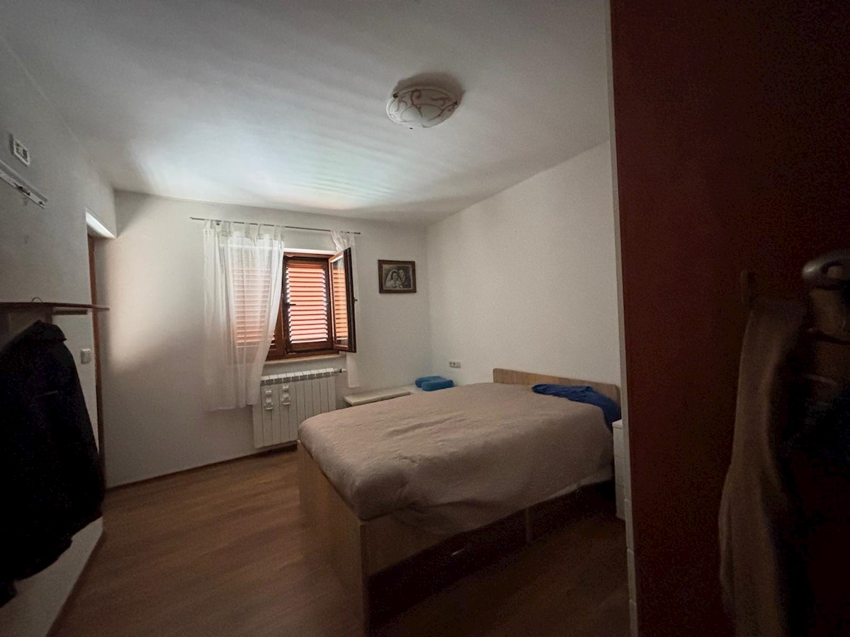 Istra, Poreč – Prostorna hiša s 4 apartmaji in bazenom, popolna za bivanje in naložbo