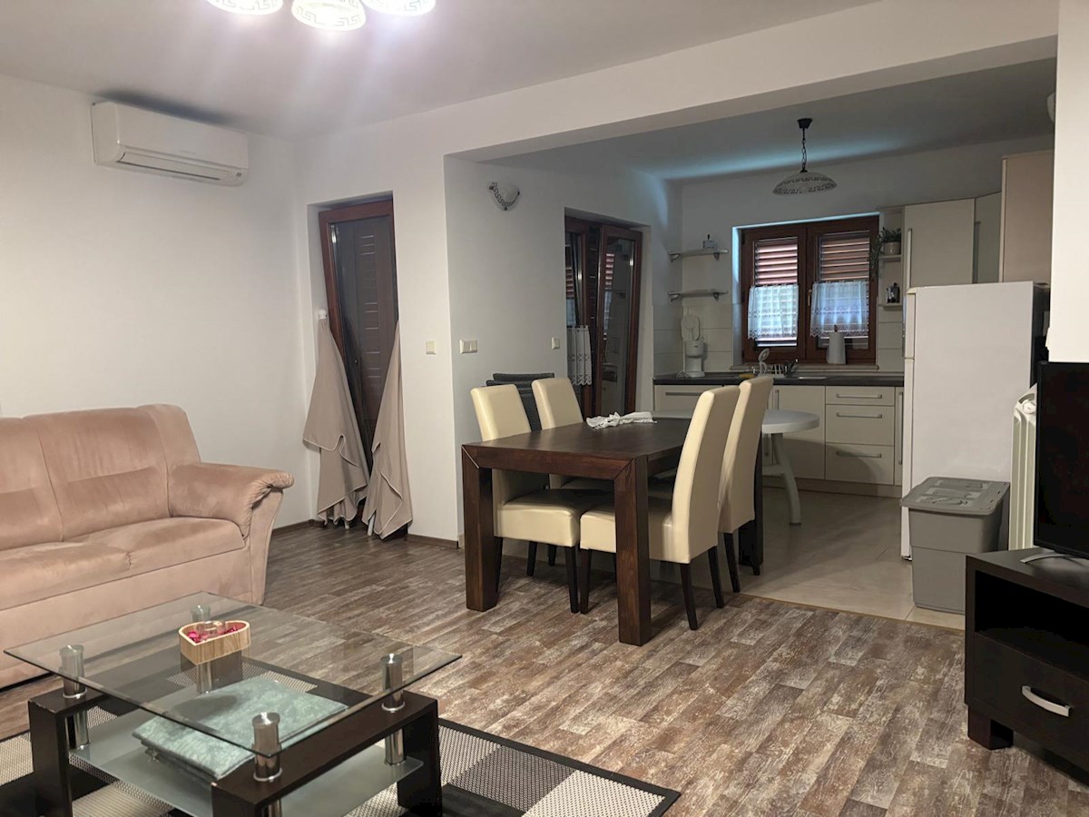 Istra, Poreč – Prostorna hiša s 4 apartmaji in bazenom, popolna za bivanje in naložbo