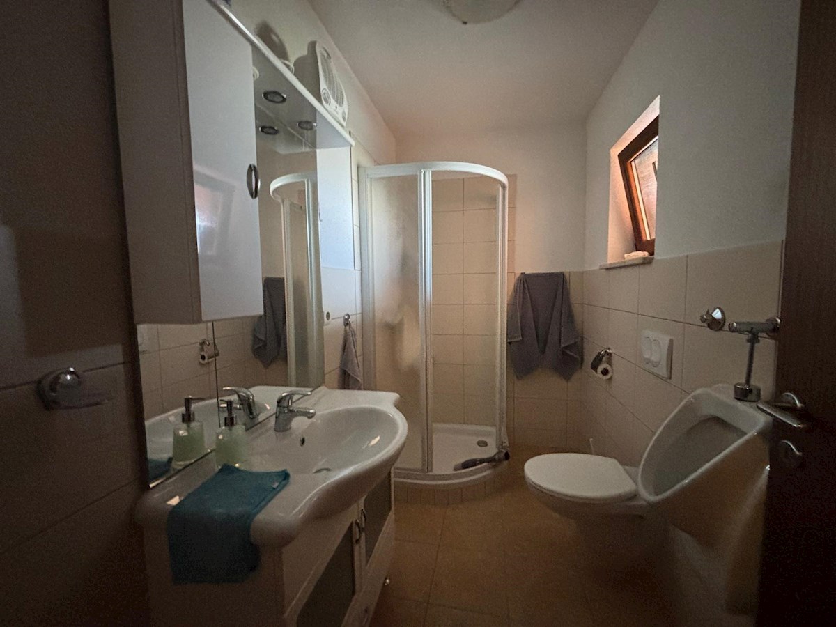 Istra, Poreč – Prostorna hiša s 4 apartmaji in bazenom, popolna za bivanje in naložbo