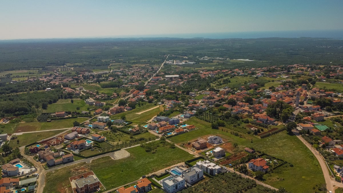 Zazidljivo zemljišče s projektom in pogledom na morje