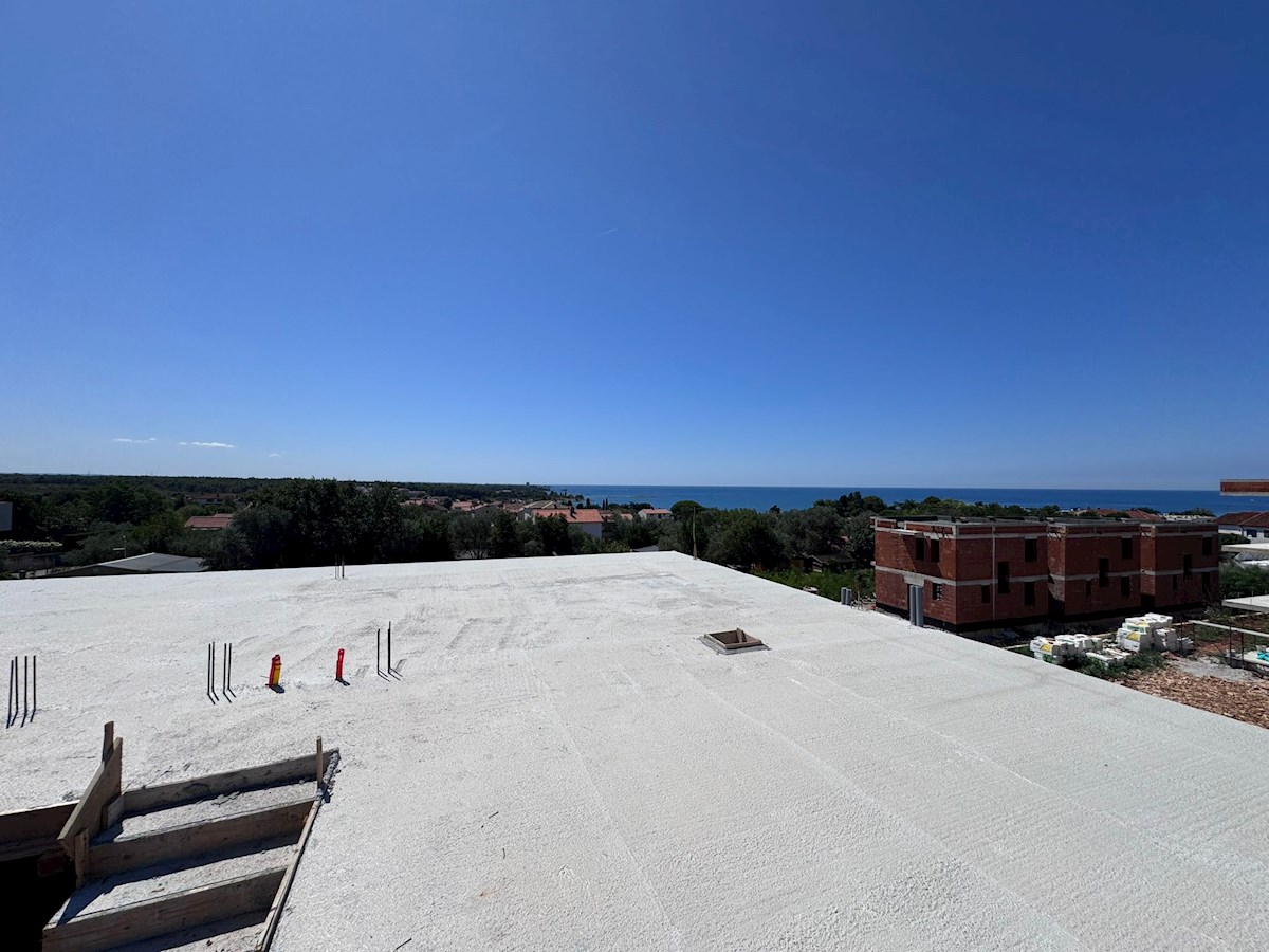 Umag okolica, prostrani stan s krovnom terasom i pogledom na more