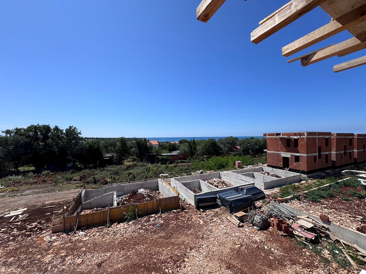 Umag okolica, prostrani stan s krovnom terasom i pogledom na more