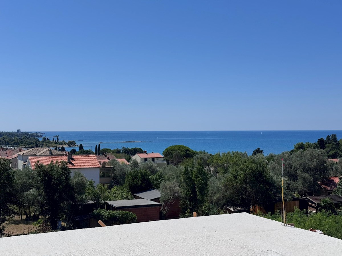 Umag okolica, prostrani stan s krovnom terasom i pogledom na more