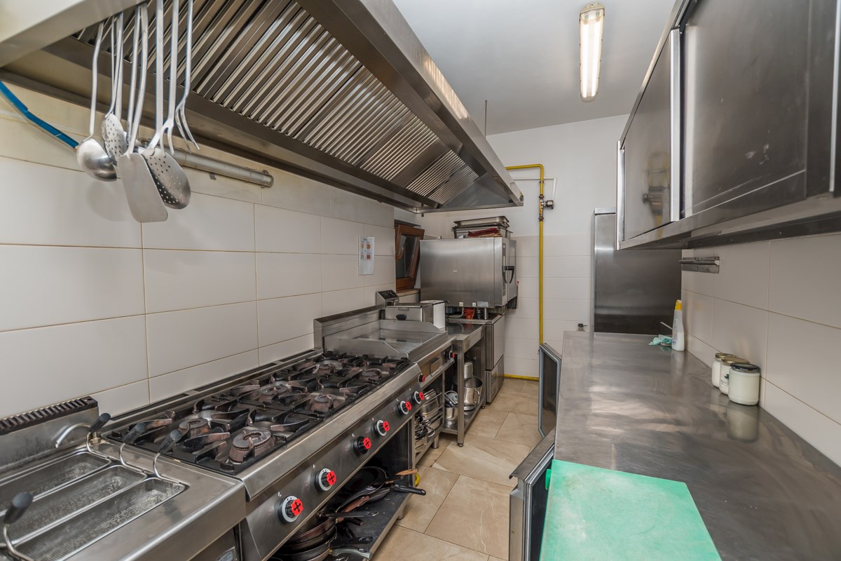 Istra, Poreč, poslovna stavba v bližini Poreča