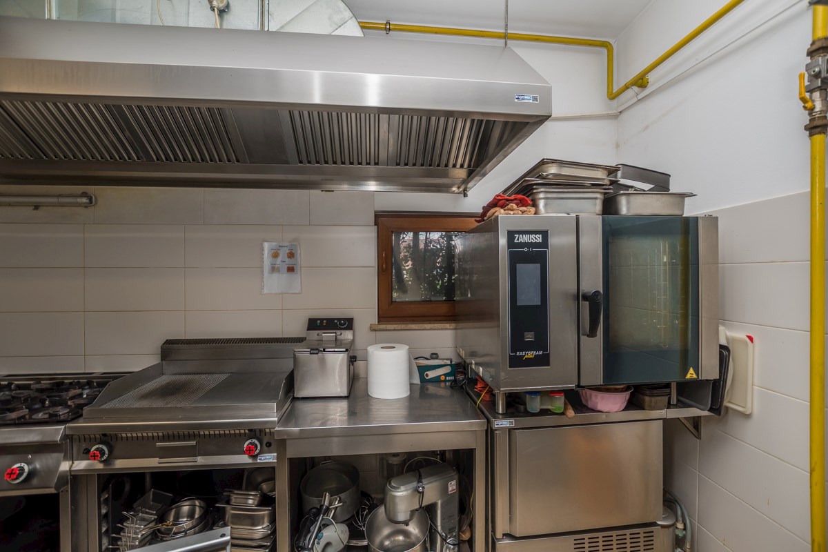 Istra, Poreč, poslovna stavba v bližini Poreča