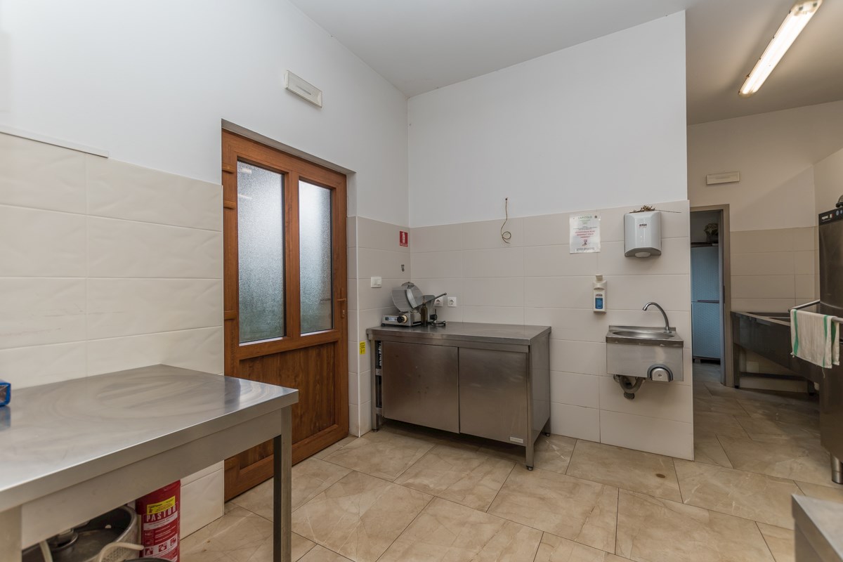 Istra, Poreč, poslovna stavba v bližini Poreča