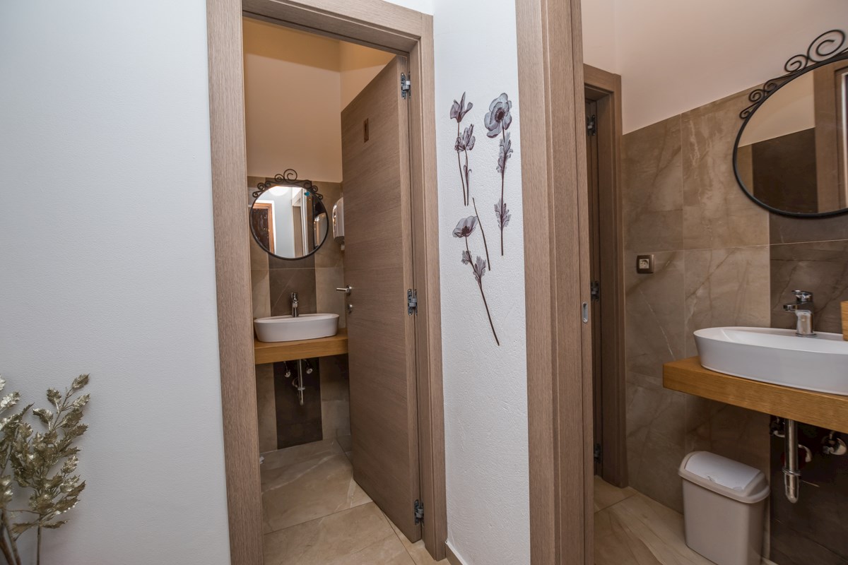 Istra, Poreč, poslovna stavba v bližini Poreča