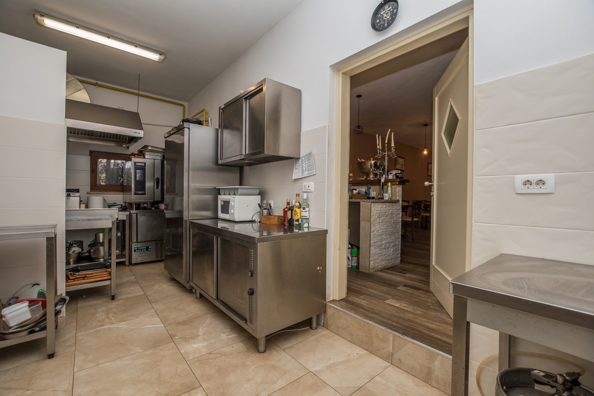 Istra, Poreč, poslovna stavba v bližini Poreča