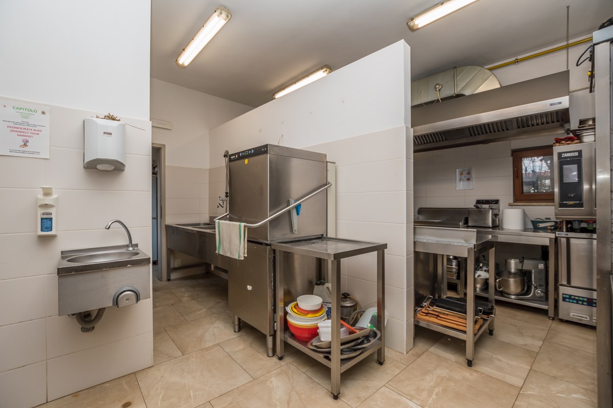 Istra, Poreč, poslovna stavba v bližini Poreča