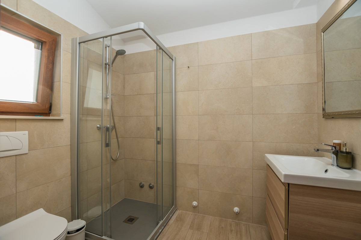 Istra, Poreč, poslovna stavba v bližini Poreča