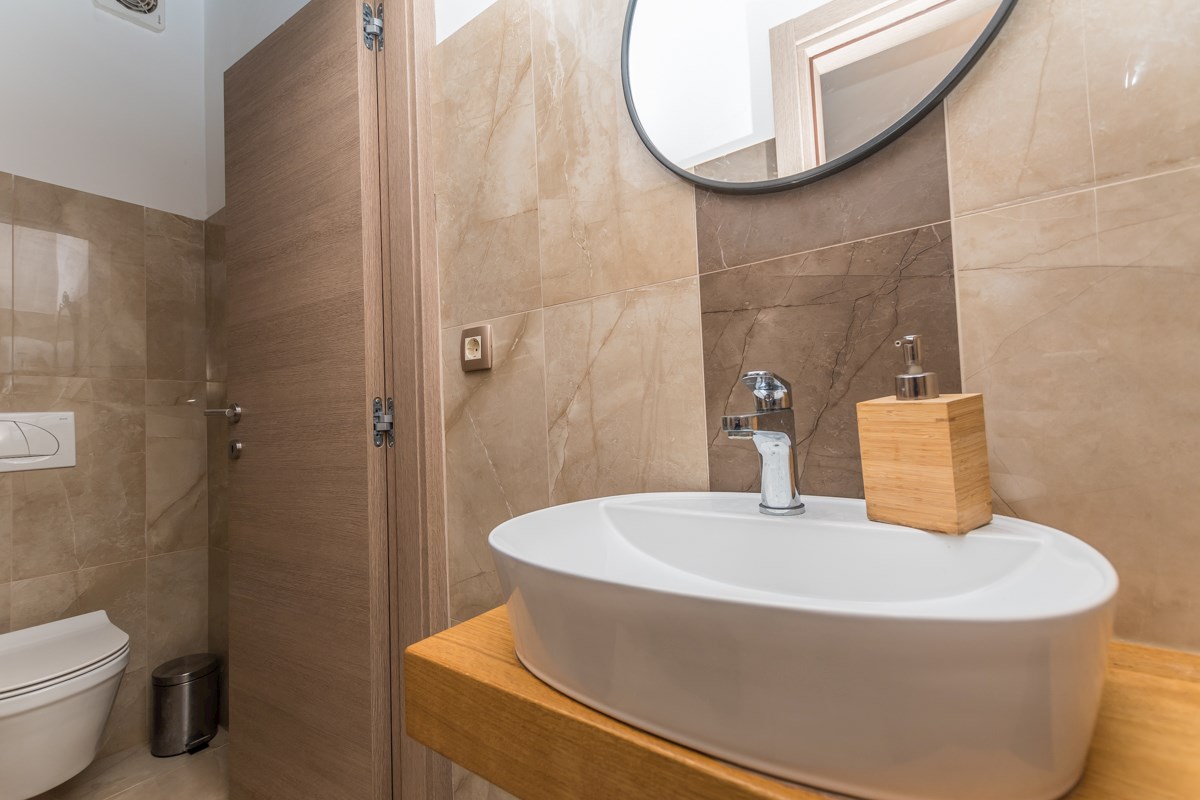 Istra, Poreč, poslovna stavba v bližini Poreča