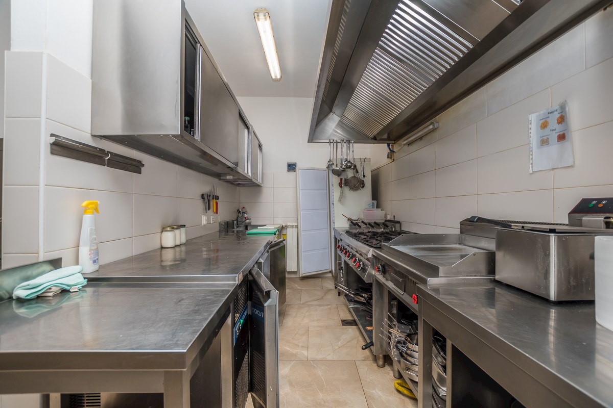 Istra, Poreč, poslovna stavba v bližini Poreča