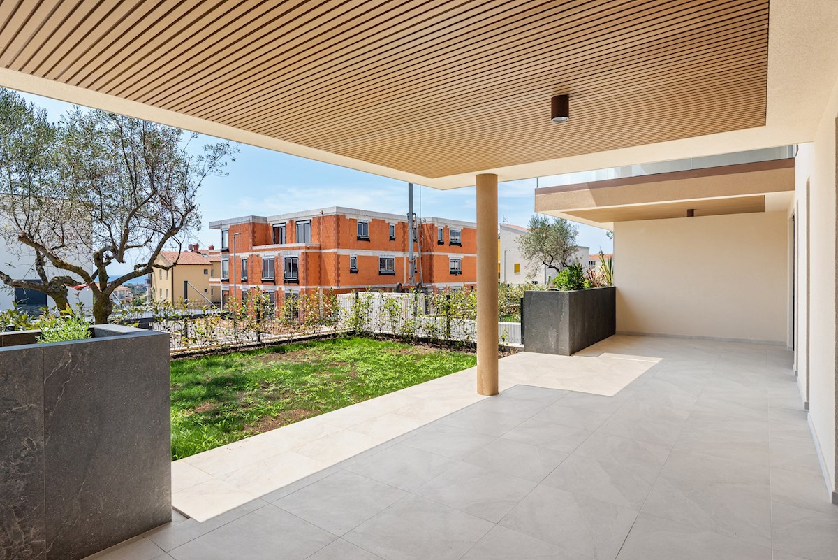 Novigrad – Luksuzno stanovanje v pritličju z vrtom