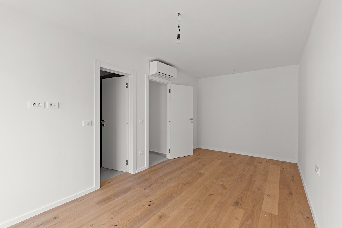 NOVIGRAD – Moderno stanovanje v pritličju z vrtom