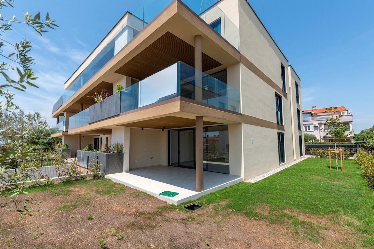 NOVIGRAD – Moderno stanovanje v pritličju z vrtom