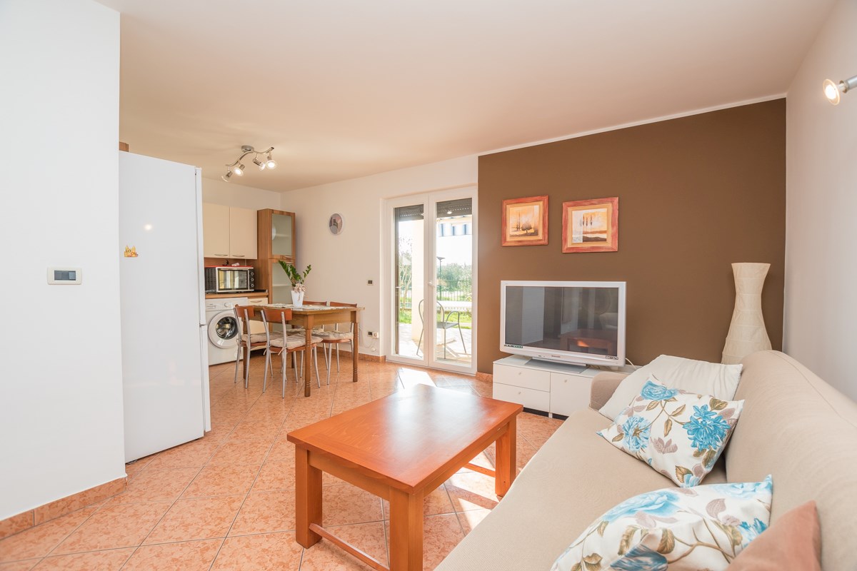 Novigrad: Stanovanje v pritličju 400 m od plaže