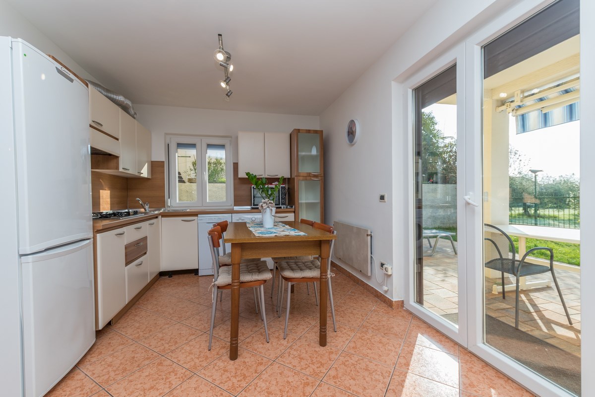 Novigrad: Stanovanje v pritličju 400 m od plaže