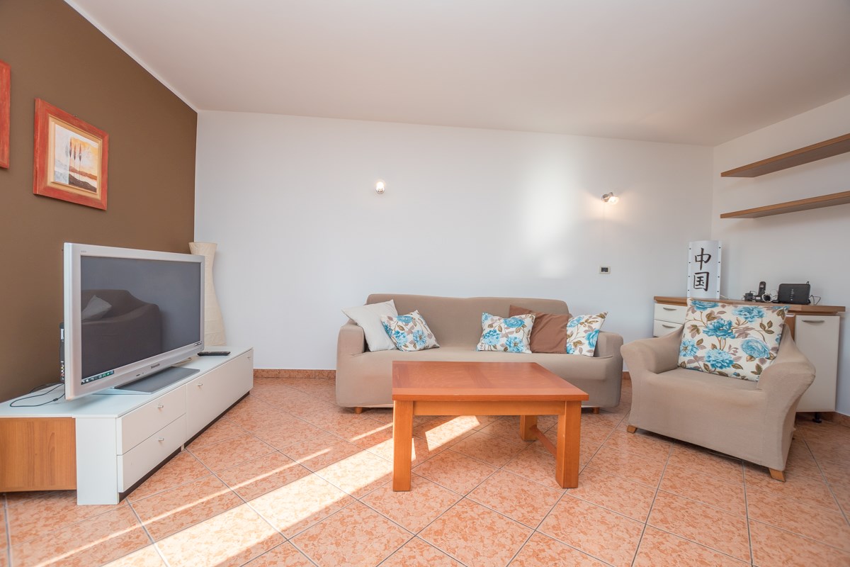 Novigrad: Stanovanje v pritličju 400 m od plaže