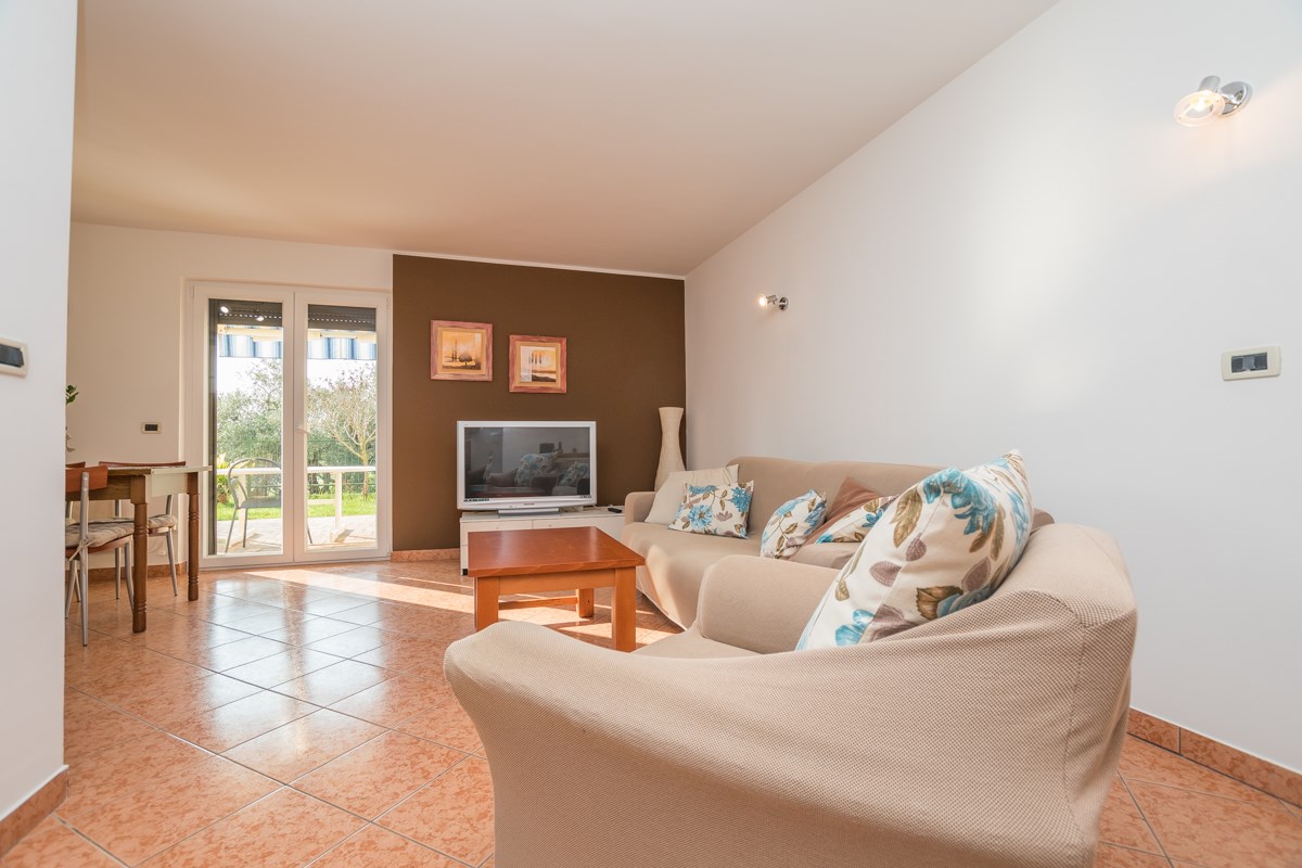 Novigrad: Stanovanje v pritličju 400 m od plaže