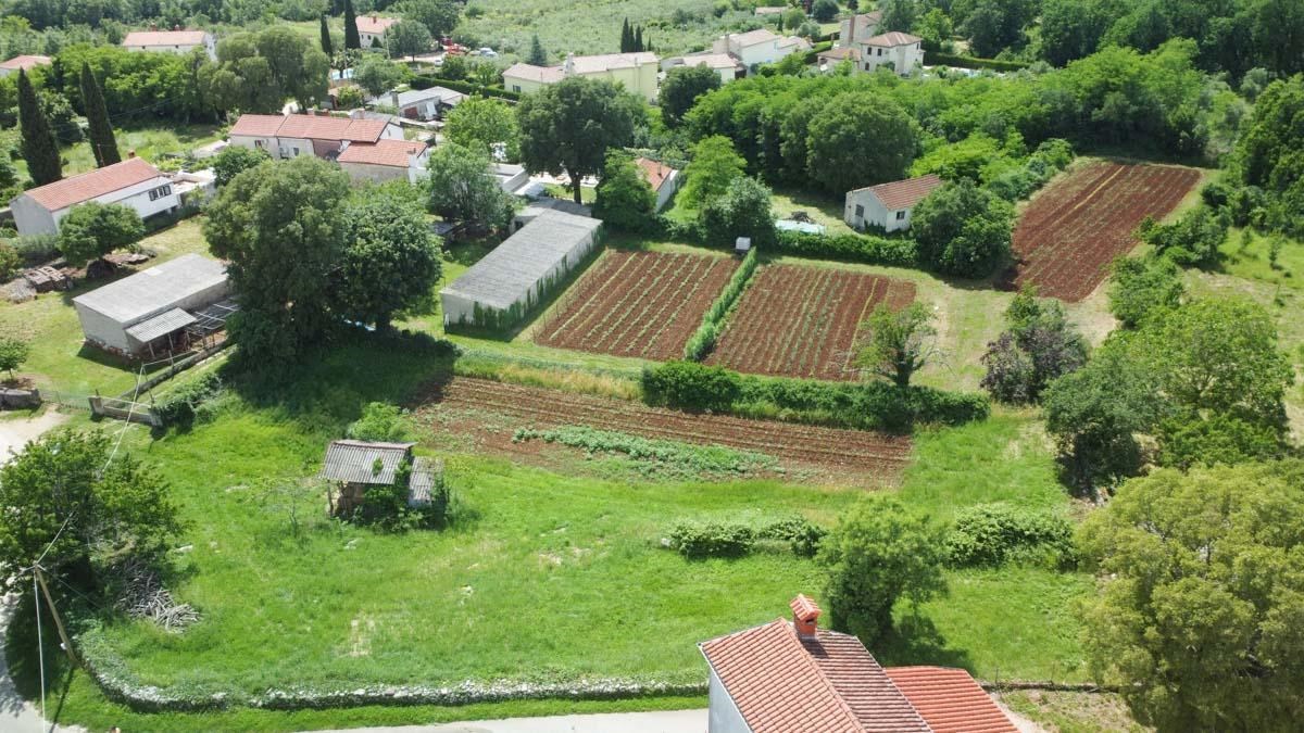 Okolica Poreča, zazidljiva parcela 1700 m2