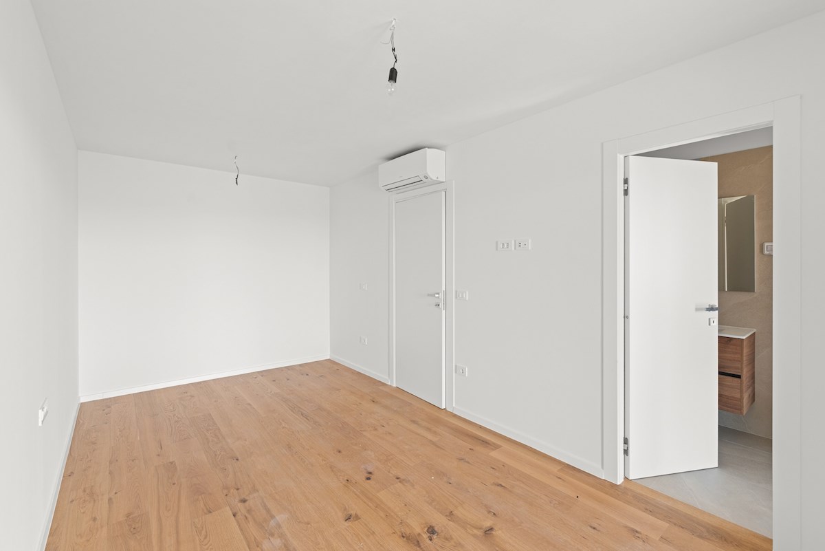 NOVIGRAD – stanovanje v pritličju z vrtom