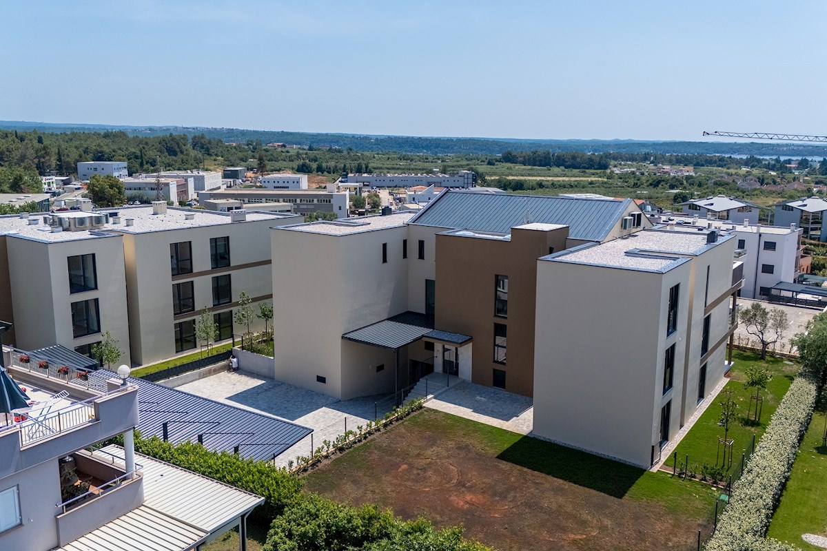 NOVIGRAD – stanovanje v pritličju z vrtom