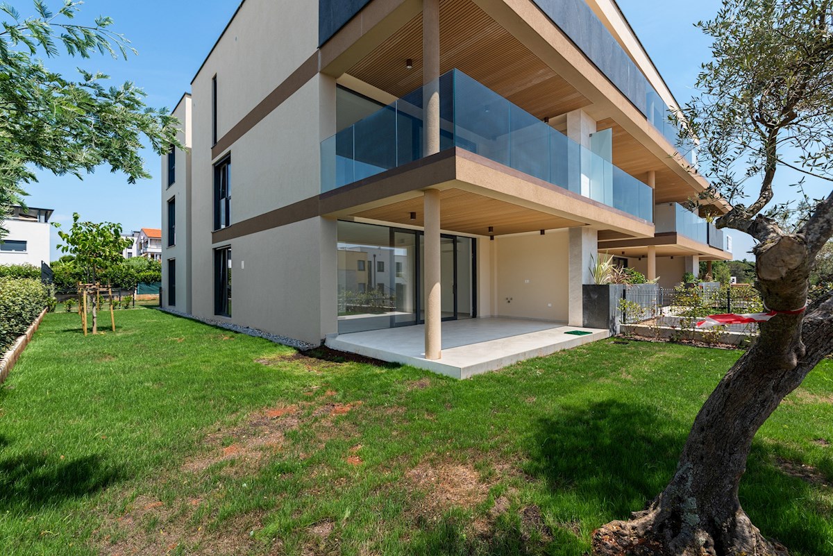 NOVIGRAD – stanovanje v pritličju z vrtom