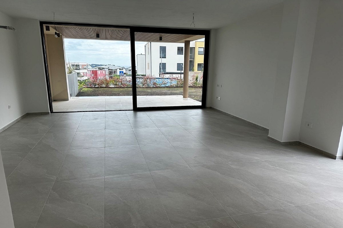 NOVIGRAD – stanovanje z vrtom