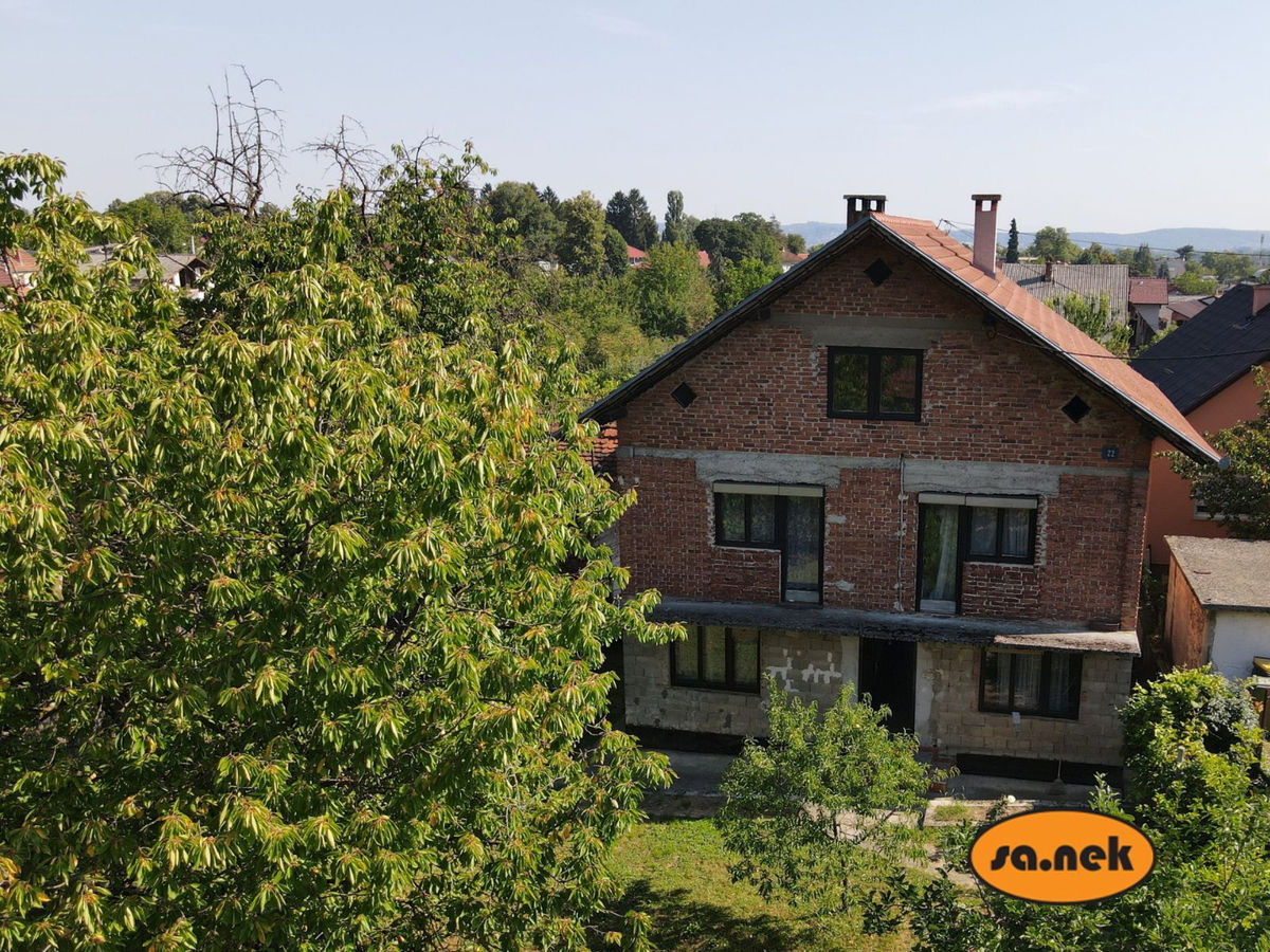 Družinska hiša v Podvrhu