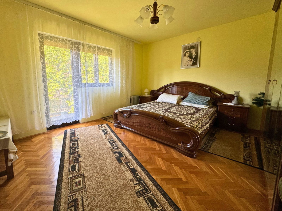 Družinska hiša v Podvrhu