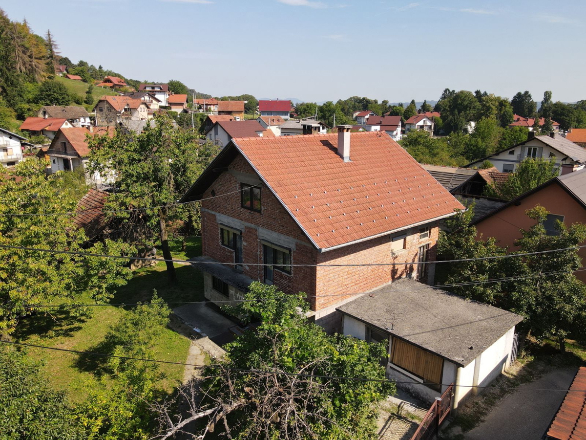 Družinska hiša v Podvrhu