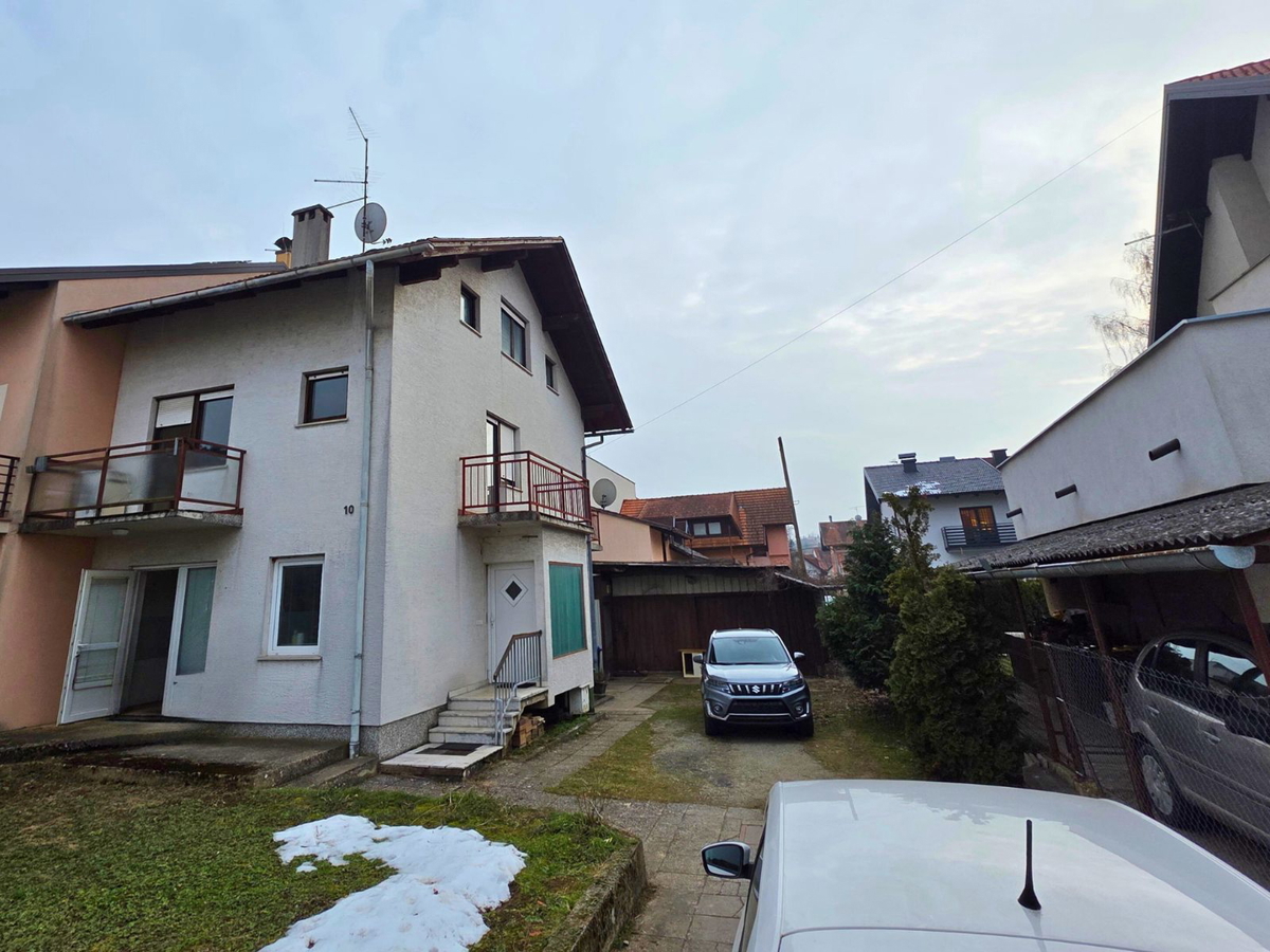 Prostorna dvojna hiša v centru Samobora